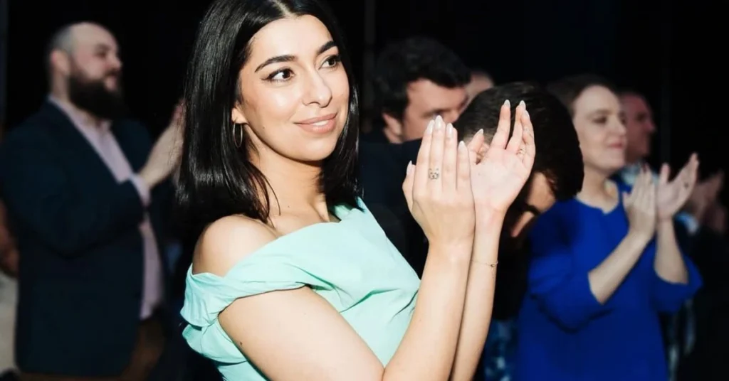 What Makes Mava Moayyed's Reporting Style Unique?